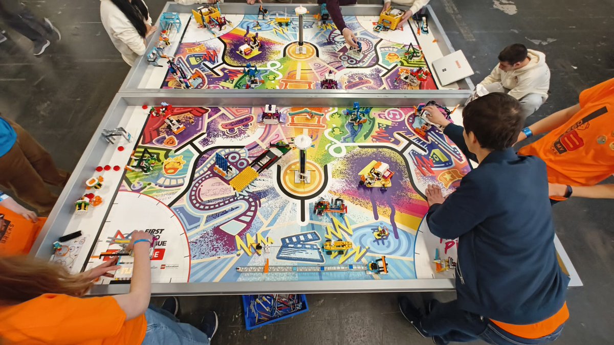 ArtifyUK's tweet photo. It's crunch time! We've now finished our innovation project presentation, moving on to the practice tables to fix Gary the robot as much as possible before round 2.

Let's get building...
#FLLMasterpieceUK https://t.co/1NzwyNRzsI