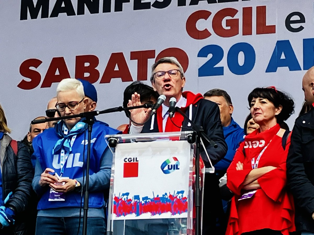 “Il mondo del lavoro, quello che tiene in piedi questo Paese, non ce la fa più”. #MaurizioLandini dal palco in piazzale Ostiense in occasione della manifestazione #AdessoBasta 

▶️ Segui in diretta su <a href="/collettiva_news/">Collettiva</a>