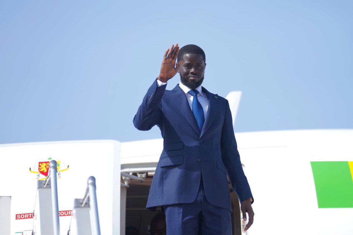 Après sa première sortie officielle en Mauritanie le 18 avril 2024, le Président de la République, Son Excellence Monsieur @PR_Diomaye, a quitté Dakar ce matin pour se rendre en Gambie, dans le cadre d'une visite de travail et d'amitié.