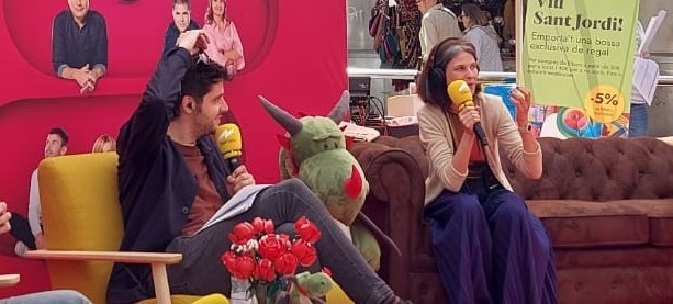 🎙 Avui, amb Abacus, Sants es transforma en l'estudi de l'especial de #SantJordi d'<a href="/elsuplement/">El suplement</a> de <a href="/CatalunyaRadio/">Catalunya Ràdio</a>! 📖🌹

💬 <a href="/rosersl/">Roser Sebastià</a>, directora de màrqueting: "Per a nosaltres #SantJordi2024 ja ha començat i el celebrem al carrer i mostrant el nostre amor per la cultura"