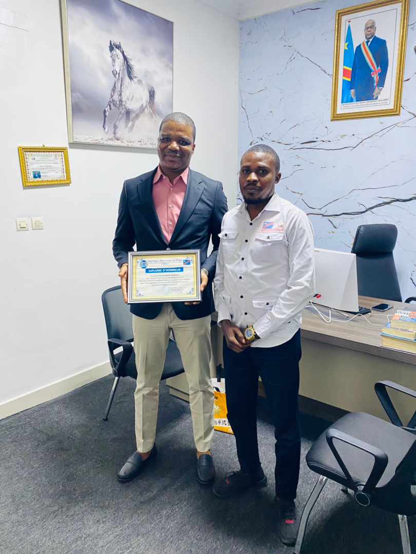 jo_kabombo's tweet photo. Pour touts les efforts qu'il ne cesse de fournir pour l'encadrement de la jeunesse congolaise, l'honorable @juantedbelkas a reçu un diplôme d'honneur décerné par la #JDED.
Félicitations 👍🏾👏🏾 et bonne fortunr à vous mentor. https://t.co/UqMfDMSJMf