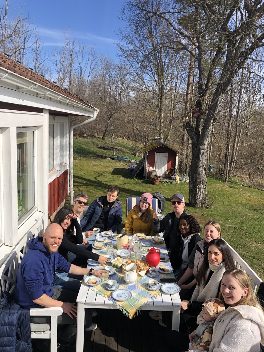 Kollegorna från barnkliniken i #Örebro fikar i vår-solen tillsammans med utbytesstudenter från #Cypern som gör placering vid @orebrouni . Vi pratar falu rödfärg, naturreservat, italienskt bondbröd och svensk marmelad.🇸🇪😃