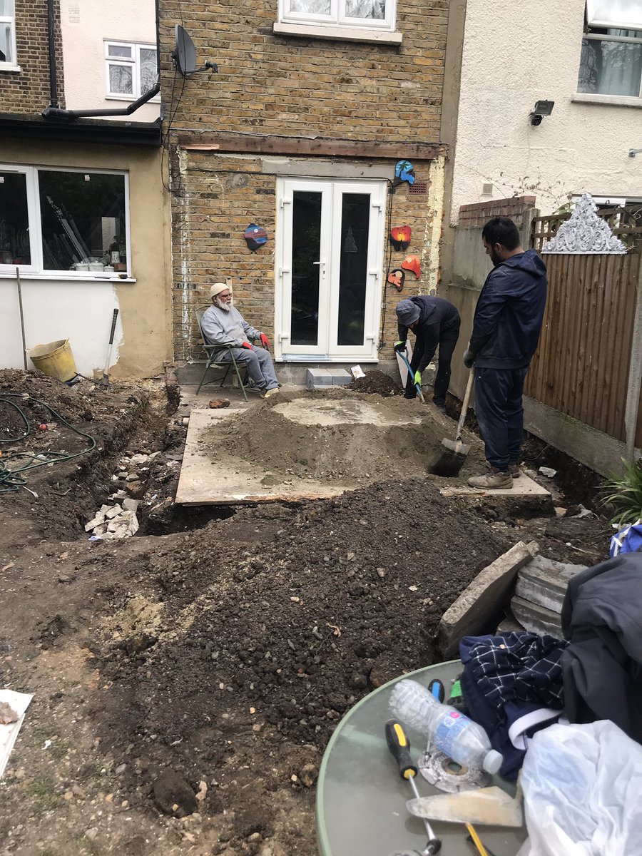 Got weird set of workers at home for a little extension project. 

One young man from Kabul who only speaks Pashto and English.

Another young man from Wazirabad who only speaks Urdu and Punjabi.

The old man from Sialkot speaks Pashto and Punjabi.