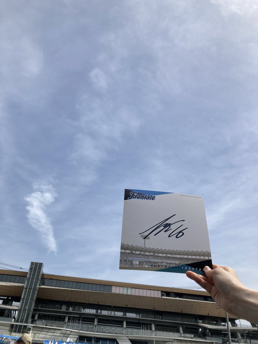 tapi19960802's tweet photo. 後援会のブースで瀬古選手のスパイクとサイン色紙いただきました✨
ありがとうございました😊
家宝として一生大事にします！！！
#frontale https://t.co/jnJvl6VpTi