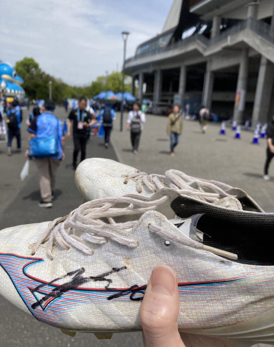 tapi19960802's tweet photo. 後援会のブースで瀬古選手のスパイクとサイン色紙いただきました✨
ありがとうございました😊
家宝として一生大事にします！！！
#frontale https://t.co/jnJvl6VpTi