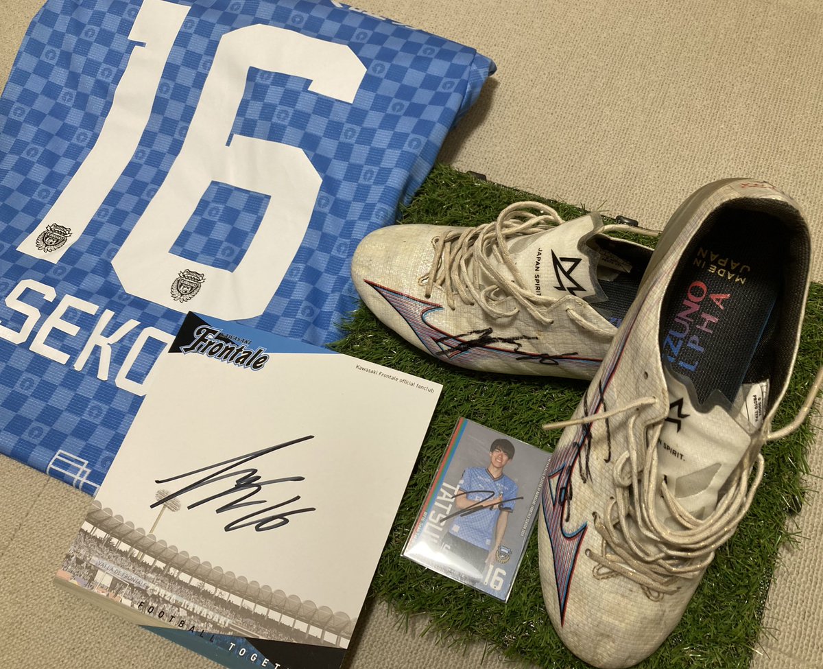 tapi19960802's tweet photo. 後援会のブースで瀬古選手のスパイクとサイン色紙いただきました✨
ありがとうございました😊
家宝として一生大事にします！！！
#frontale https://t.co/jnJvl6VpTi