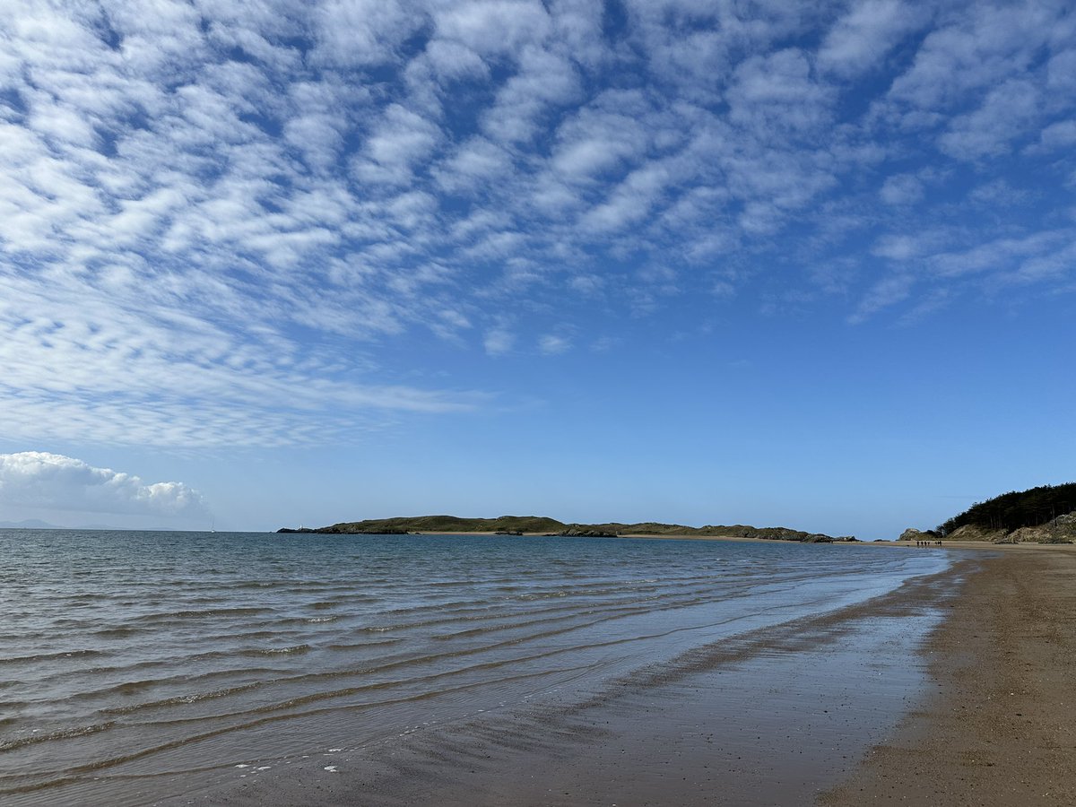 Beautiful skies on Anglesey today at  Ynys Llandwyn @StormHour @AngleseyScMedia @S4Ctywydd @metoffice #loveukweather @AP_Magazine #landscapephotography @ItsYourWales @NorthWalesWalks @NWalesSocial @RamblersCymru @ElyPhotographic