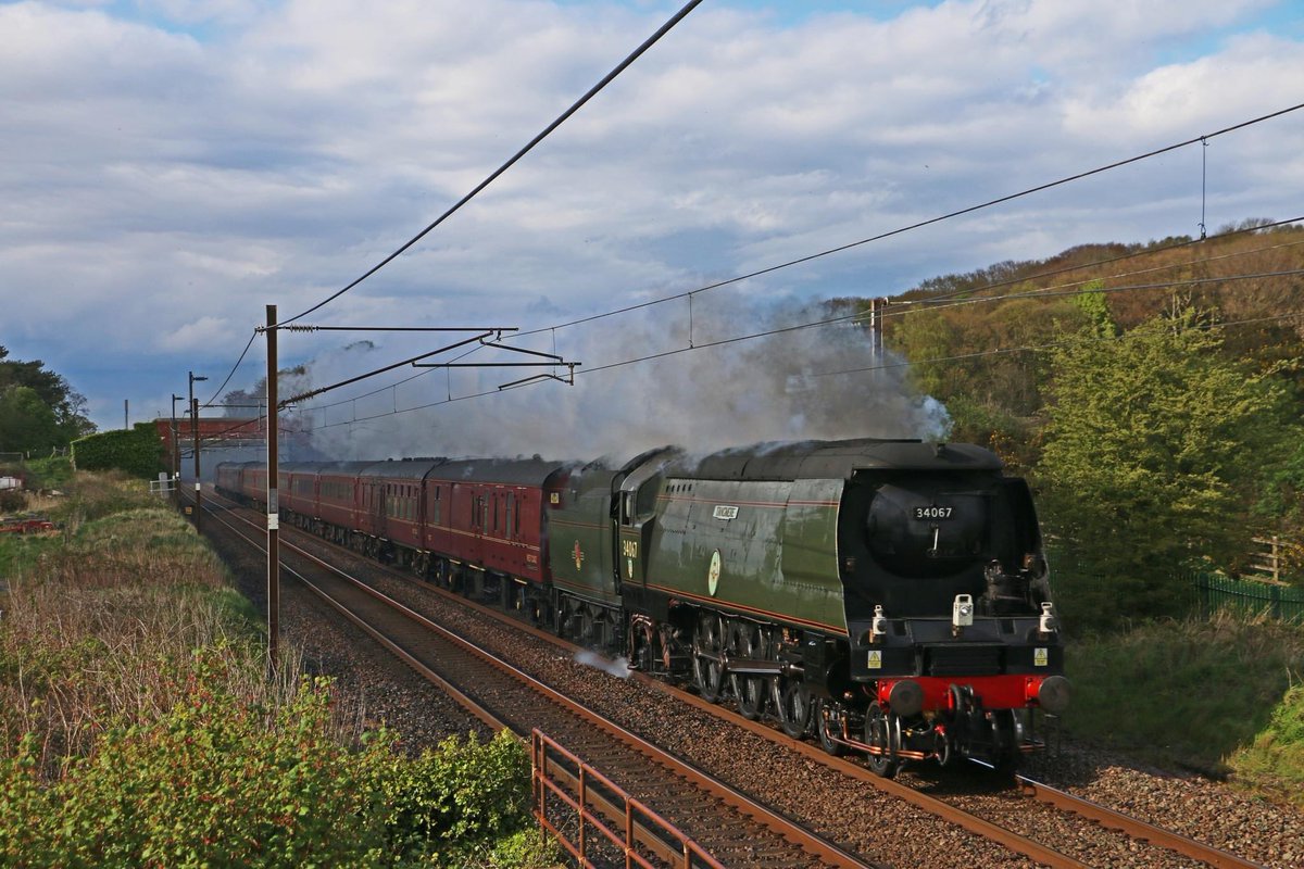 “Battle of Britain”34067 Braunton passes Scorton near Garstang with the Edinburgh-Liverpool leg of the Great Britain on Friday 19/04/24. @westcoastrail @railwaytouring @RailwayMagazine