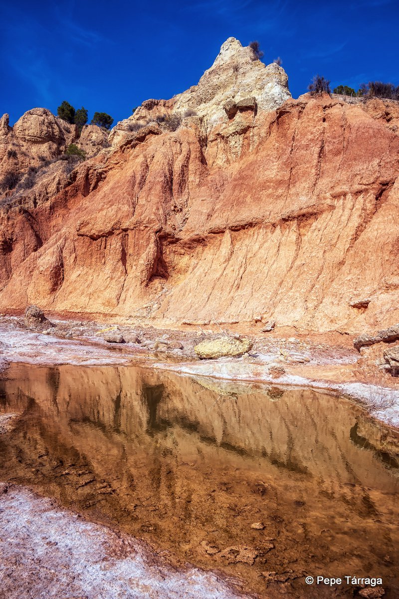 MeteOrihuela's tweet photo. ¡Espectacular! "Paisaje lunar", fuertemente erosionado y desertificado, con formación de "#badlands", de gran interés geológico. En estos días de mediados del mes de #abril2024, #senderismo por el Barranco del Infierno y la Rambla de #Librilla (#Murcia). Imágenes: Pepe Tárraga. https://t.co/pYoIG3frwm