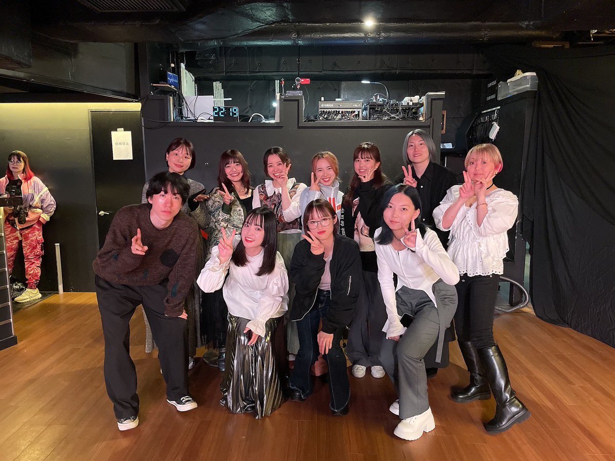 HiroringKs's tweet photo. 昨日のライブたくさんの方にお越しいただき大変嬉しく思います！
少しでも歌謡曲に興味を持ってくれる方が増えたらいいなと思います☺️
ご来場くださった皆様ありがとうございました！
そして素敵なお花もいただきシアワセです💐 https://t.co/oyEI5LKnFq