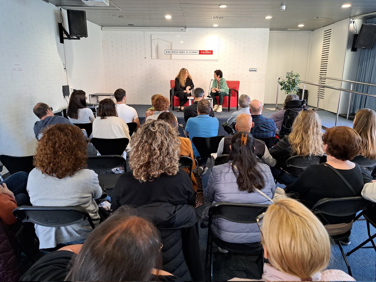 BiblioFigueres's tweet photo. Recta final cap a #SantJordi, matí de presentacions de llibres a la @BiblioFigueres!
Maria Sánchez Cuenca ha presentat el seu darrer llibre "Ha valido la pena" amb @PalomaGoin21.
Tot seguit, @jordimasquef, ha presentat "Parcel·la número 100" de la figuerenca @raquel_cgwriter. https://t.co/OHCcbl8Nbx