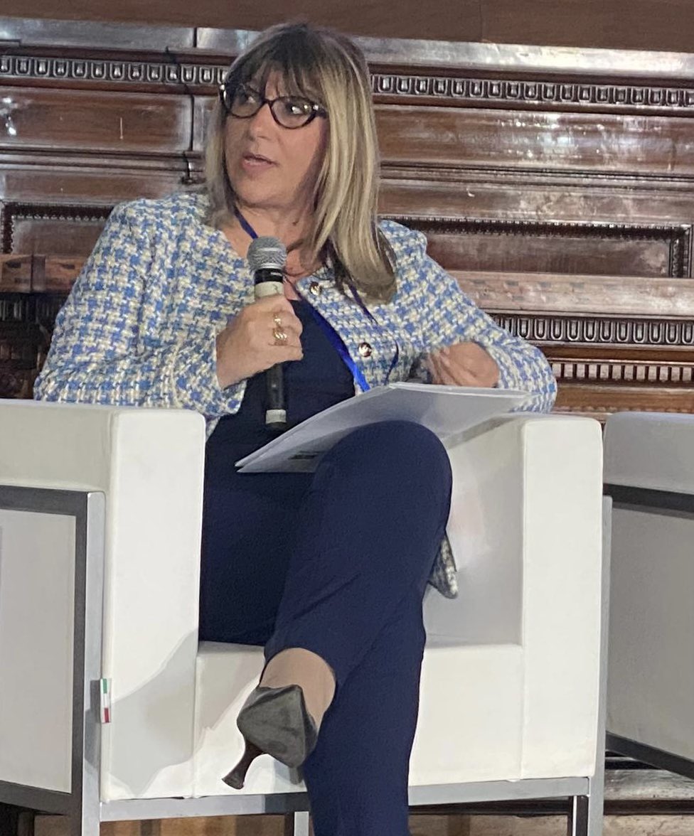 CislNazionale's tweet photo. #DanielaFumarola a Feuromed: “Bisogna aprire una stagione di corresponsabilità sociale che permetta di fare passi decisivi rispetto a tutte le grandi sfide da cui dipendono la crescita e il futuro del Paese a partire dallo sviluppo del Sud. Il Mezzogiorno può e deve diventare davvero l’hub centrale del Mediterraneo. Occorre fermare la fuga dei giovani e la desertificazione, investendo sul capitale umano, puntando su innovazione, nuove tecnologie, sostenibilità ambientale, riqualificazione del patrimonio urbano, inclusione sociale”.