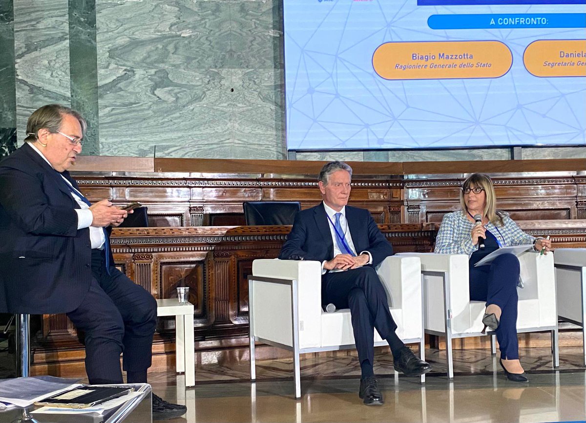 CislNazionale's tweet photo. #DanielaFumarola a Feuromed: “Bisogna aprire una stagione di corresponsabilità sociale che permetta di fare passi decisivi rispetto a tutte le grandi sfide da cui dipendono la crescita e il futuro del Paese a partire dallo sviluppo del Sud. Il Mezzogiorno può e deve diventare davvero l’hub centrale del Mediterraneo. Occorre fermare la fuga dei giovani e la desertificazione, investendo sul capitale umano, puntando su innovazione, nuove tecnologie, sostenibilità ambientale, riqualificazione del patrimonio urbano, inclusione sociale”.