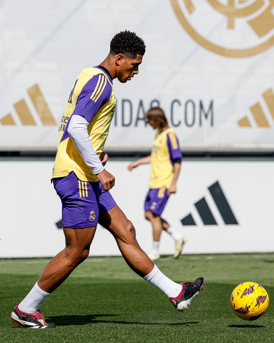 🎙️'Mañana es muy fácil y sencillo. Debemos cambiar el chip. Hay que sacar esta rabia. Es la oportunidad de ponernos a 5 puntos y enchufarnos a @LaLiga. Es el partido más importante de la temporada, el @realmadrid eliminó al @ManCity, mejor equipo del mundo' (Xavi) 📸@realmadrid