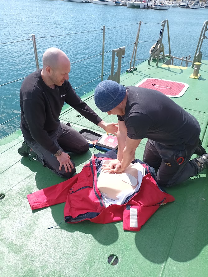 PatchTraining's tweet photo. We have been running a Basic Life Support for Boskalis Marine services in Portland.  This includes CPR, the use of AEDs and Choking. We also discussed the needs of the vessel and the equipment available to them. 
We can tailor training to your needs
#marinefirstaid #firstaid https://t.co/UtlduITOrI