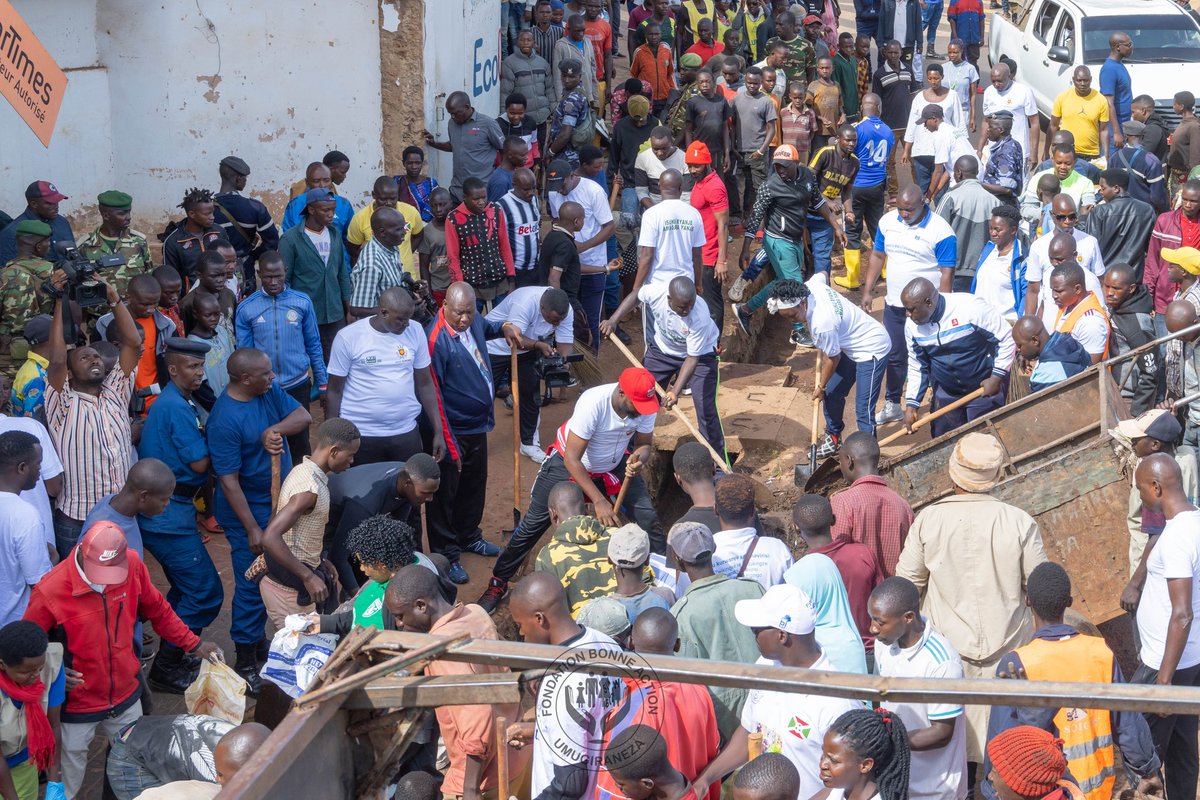 S.E @Burundi1stLady a encouragé la population de #Gitega à s'engager dans des actions visant à maintenir la propreté de leur ville, tout en n'oubliant pas de prendre soin de leurs propres foyers et lieux de travail.