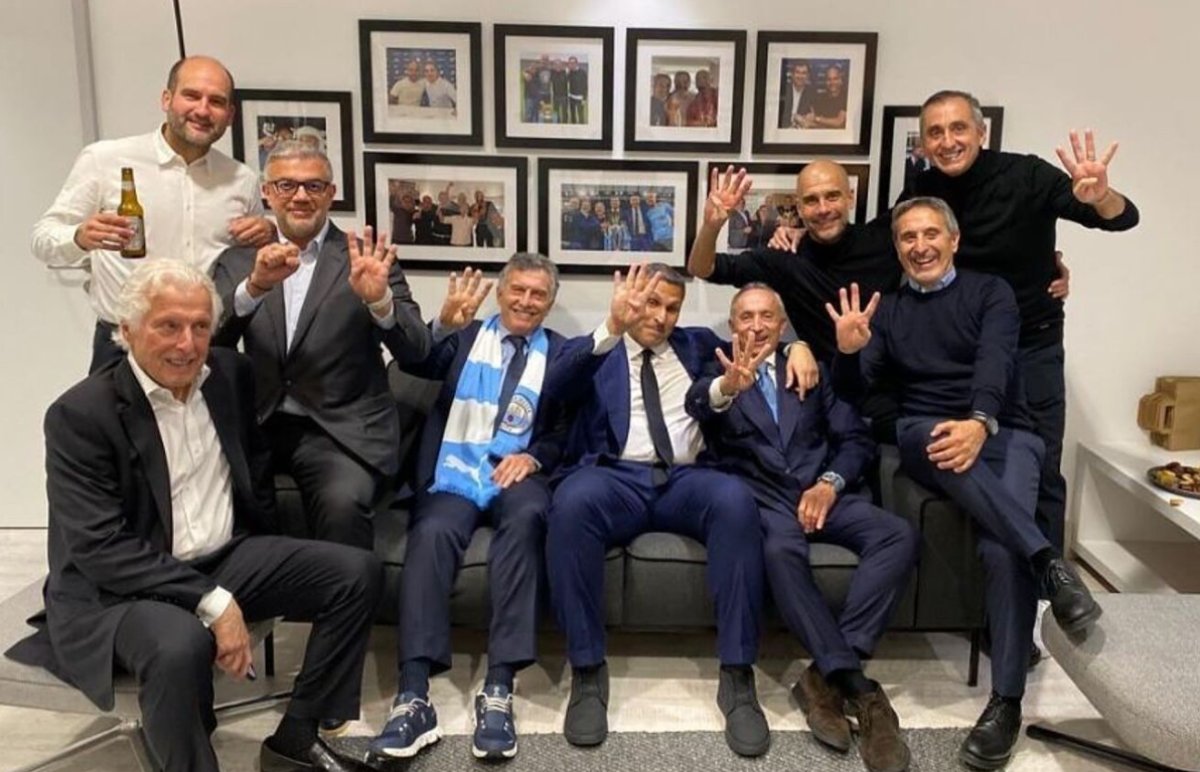 Me enorgullece que en una época en la que a Florentino Pérez le duelen todos los músculos del brazo de colocar tantas Champions en las vitrinas no haya ni una sola fotografía similar.

Y si la hay (que lo dudo) ninguno de los que salen ha sido tan vanidoso como para compartirla.