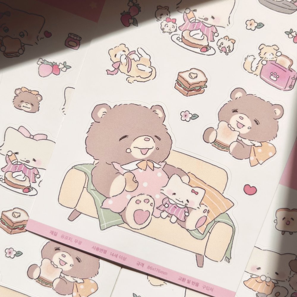 함께 먹어요🍓 
토스트와 딸기..! 너무 사랑하는 조합입니다🤍

4/23 (화) 젤리크루에서 만나요!
