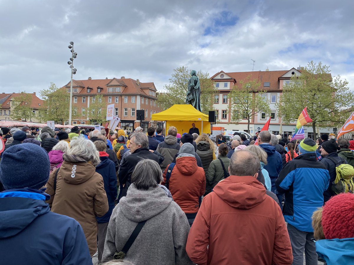 e_demleitner's tweet photo. „Wir sind Vieles. Und das ist gut so.“ - „Wir alle sind Deutschland.“ Aufstehen für #Demokratie und #Vielfalt in #Erlangen. https://t.co/D8ifHzDsuu