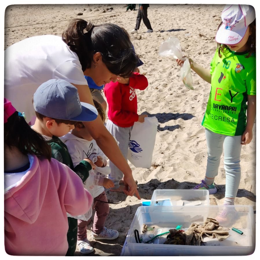 CEIP_de_CERVO's tweet photo. 🏝️LIMPEZA DE PRAIAS🏝️
As nenas e nenos de EI foron ata a preciosa praia de Rueta para recoller lixo e clasificalo 🗑️
Esta actividade está dentro do Proxecto Educando para a Sustentabilidade: Mariña Ambiental UDC-Fundación Alcoa 💪🏽
#mariñaambiental #ocoledecervocoidaomedio https://t.co/Or2JoZMvbx