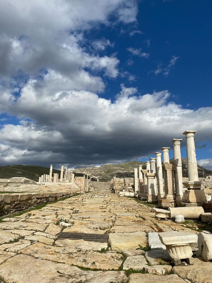 Tripolis’in ilk kuruluşunun Lidyalılar zamanında olmasına karşın, yüzeydeki kalıntılar uslup olarak Roma ve Bizans dönemi mimari özelliklerini ve yapı örneklerini göstermektedir.

Fotoğraf elifhilalkiliic 📸

#sehrininfarkınavar Denizli 📌