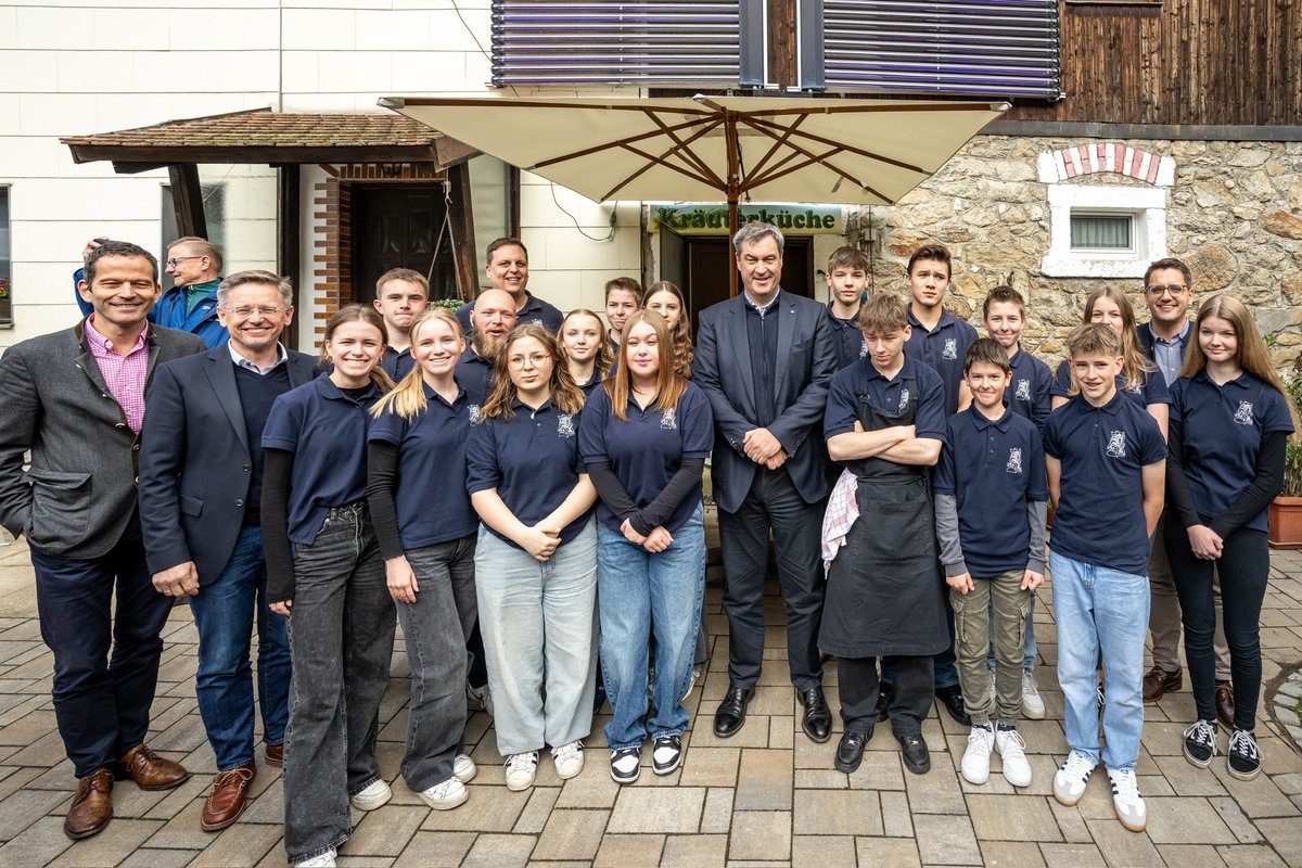 Unterwegs in der #Oberpfalz beim Radi-Essen in Schönficht. Der direkte Austausch mit den Menschen vor Ort ist Voraussetzung für gute Politik. Die #CSU gibt vollen Einsatz für unsere Heimat: in Bayern, Berlin und #Europa. Die CSU ist die einzige politische Kraft, die ein rein…