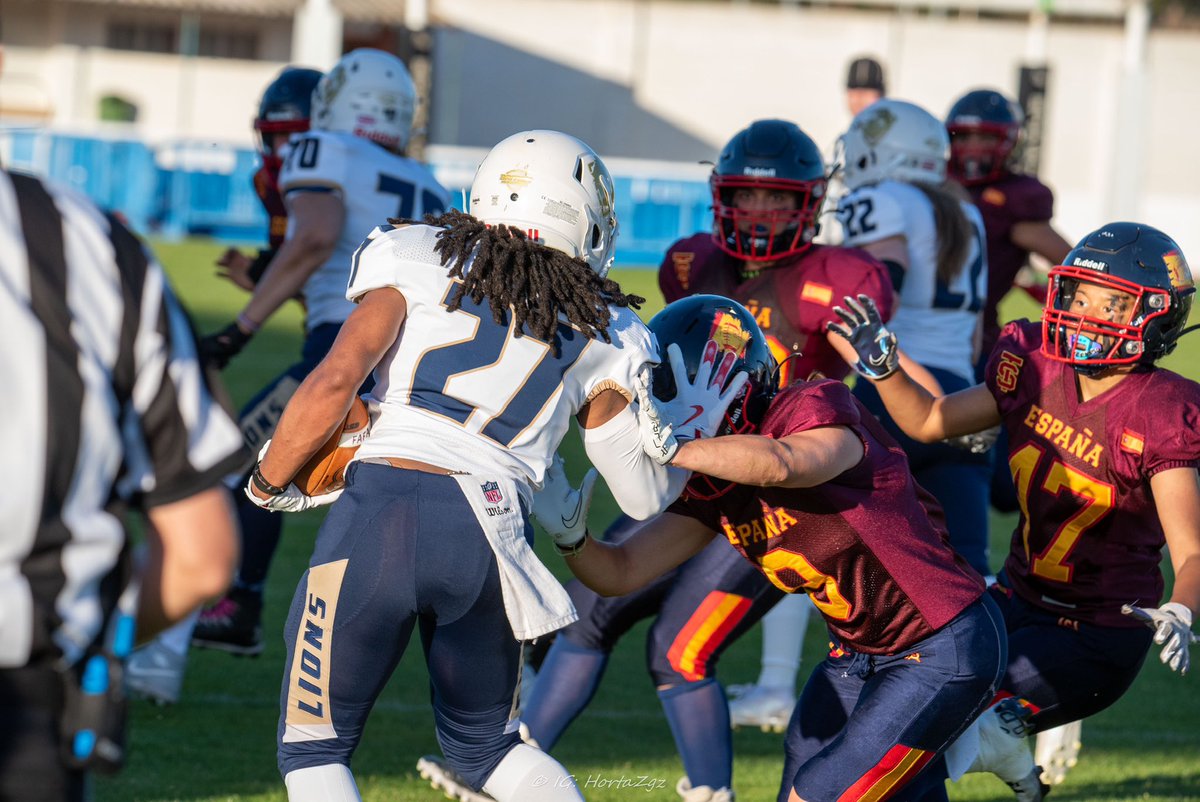 justWKR's tweet photo. Signature move: A light stiff arm to the head ✨ https://t.co/3XgyZehY8n