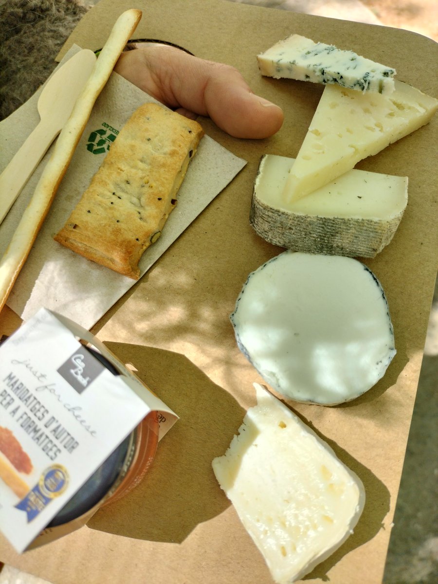 lensumabirres's tweet image. Avui al #Lactium de #Vic. Cervesa i formatge, combinació ideal!