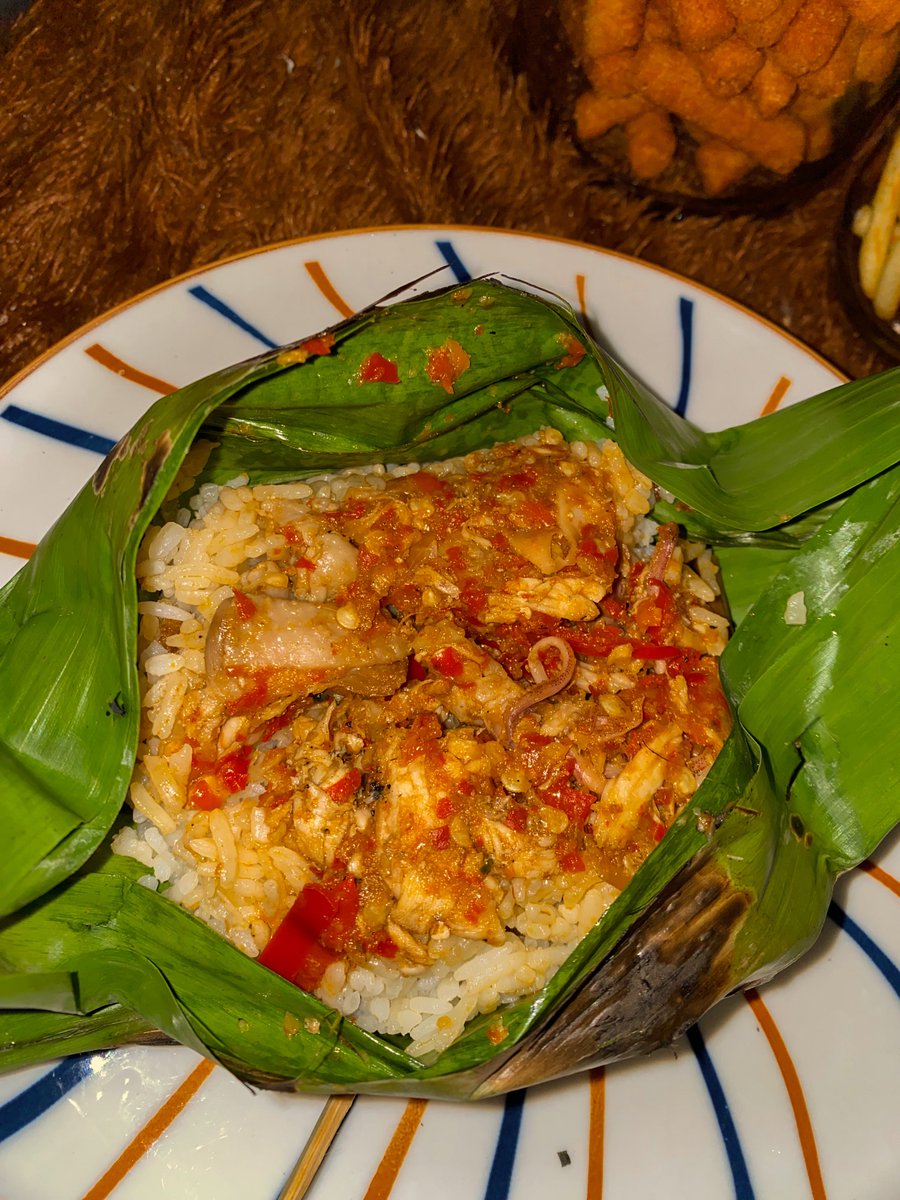 pertama kali masak nasi bakar, kata suami: 'yang jualan aja ayok' 🤣🤣🤣 gak sanggup kalo pesenan banyak aku jompooo 🤣