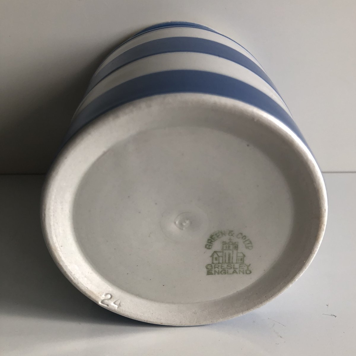 Here's a new #Cornishware name ! Not BI.CARB and not CARBONATE, but CARB.SODA ! The base dates the jar to c1923 - a rare find indeed 🤗 #gresley #swadlincote #derbyshire #bicarbonate #soda