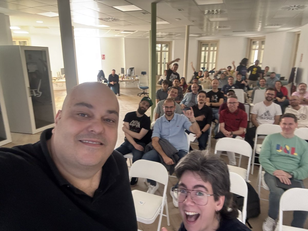 jorgefdezsa's tweet image. Gracias @AzureMalaga tenéis una gran comunidad un placer compartir con @Beelzenef_ un ratito con vosotros. Gracias @ProdwareES por apoyarnos #BeProdware