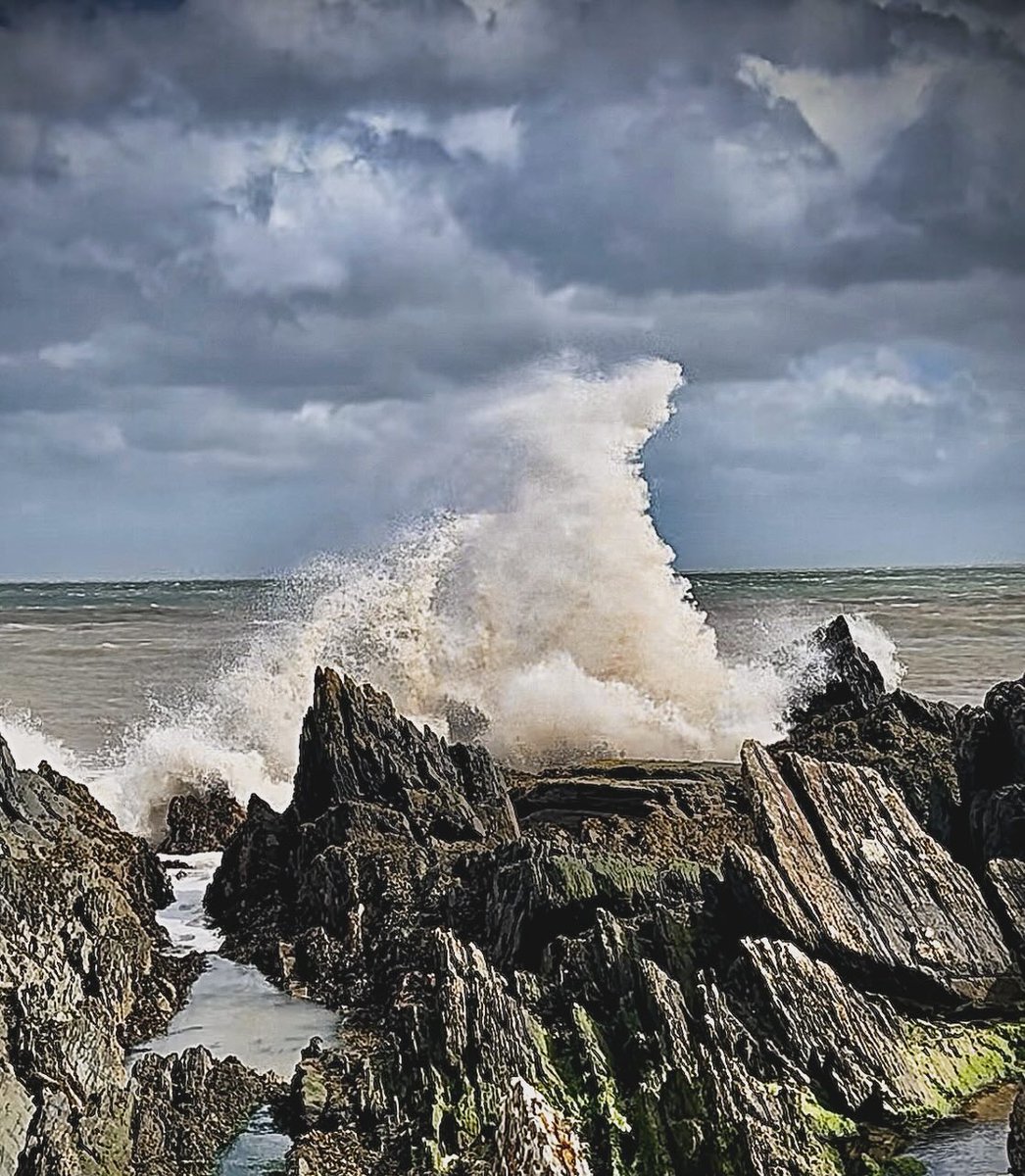 'Storm Kathleen giving a little wave at Clogherhead' 📸 An amazing capture from @linda.hanlon.330 💚📸 Thank you so much Linda for sending this on! We love seeing your pictures from the #boynevalley so be sure to send them to us in a DM or tag us!