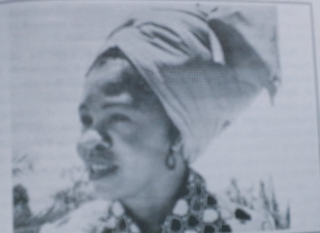 Elizabeth Mulenje was a young lady working in a govt department. One day she was granted leave she hadn't applied for;  boss told her she was needed at the village. 

On 20th April, 1971, she was  installed as Senior Chieftainess Nkomeshya, succeeding her uncle.

#KnowYourHistory