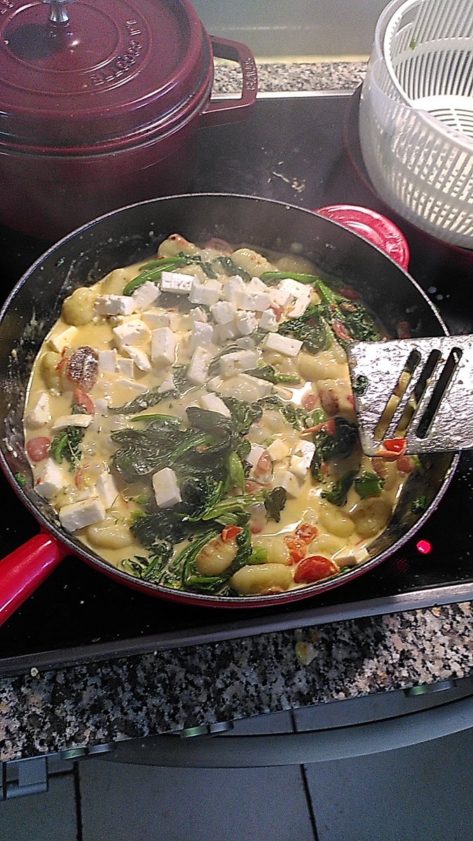 Roland kocht nach WhatsApp Erklärung der Frau. Sie ist zufrieden mit der Optik. Mir schmeckts