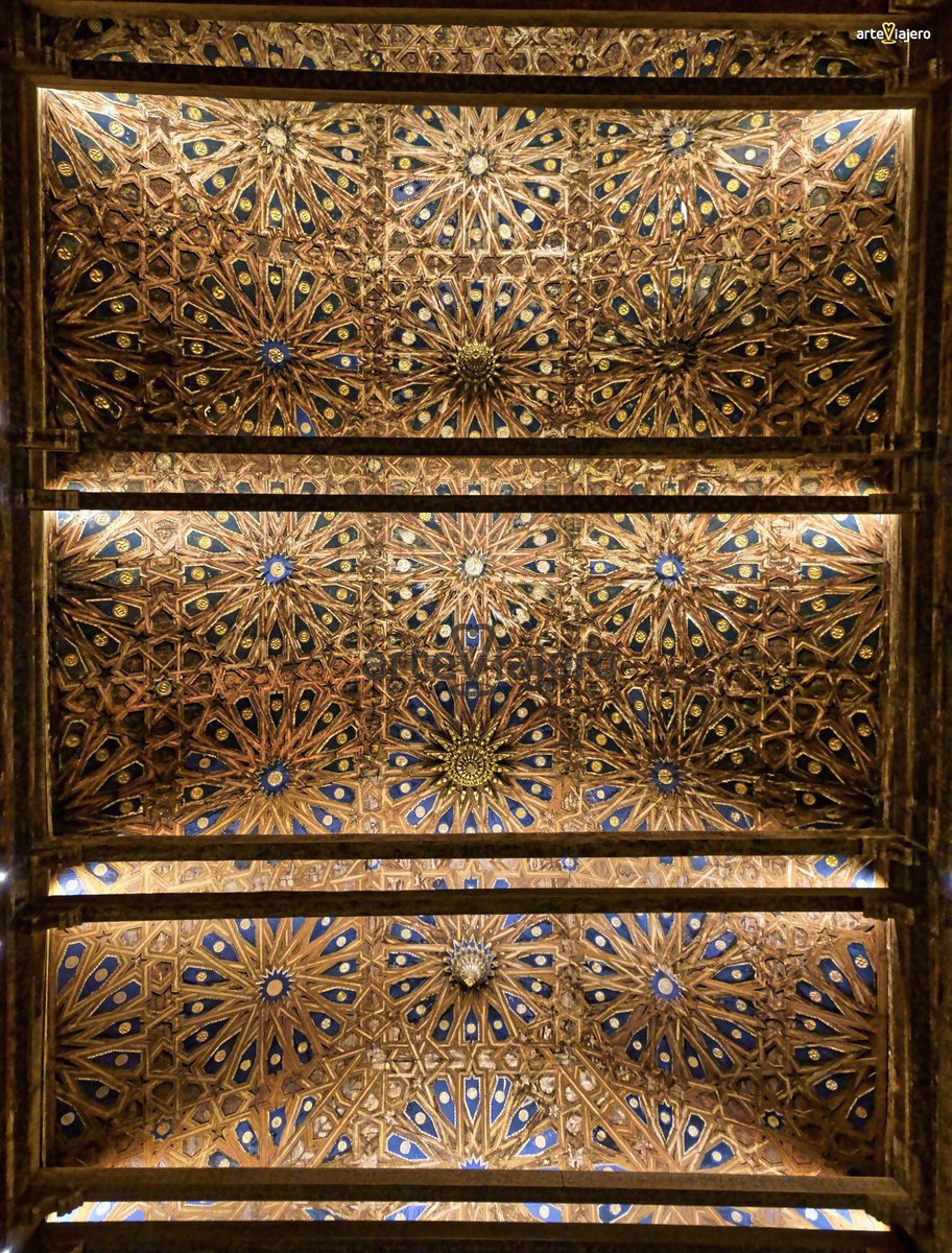 La iglesia de Santa María de Fuentes de Nava (#Palencia) ofrece uno de los 'cielos' más impresionantes de Castilla y León, se trata de su magnífico artesonado mudéjar del S. XVI que luce un perfecto estado de conservación #FelizSabado #BuenosDias