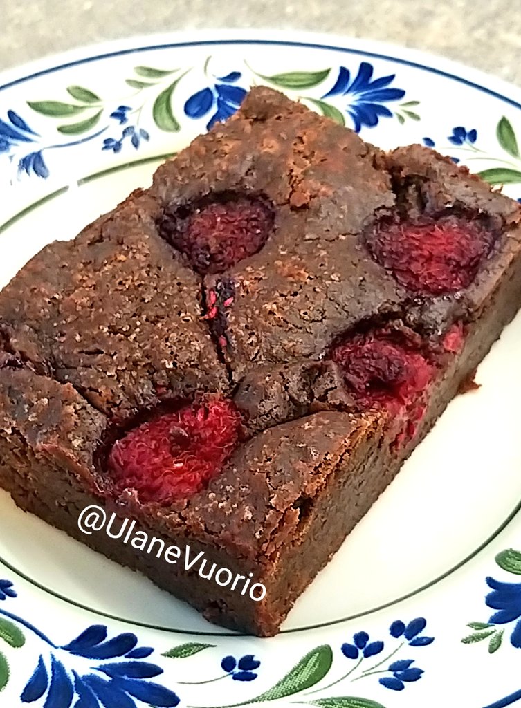 Happy Saturday Everybody🌞 I wish your day started as deliciously as mine. Baked: Raspberry Brownies Taste test & soon me & brownies are off to spend my day with my god-daughter's wonderful family😊 I almost don't mind it's snowing again🤨😂