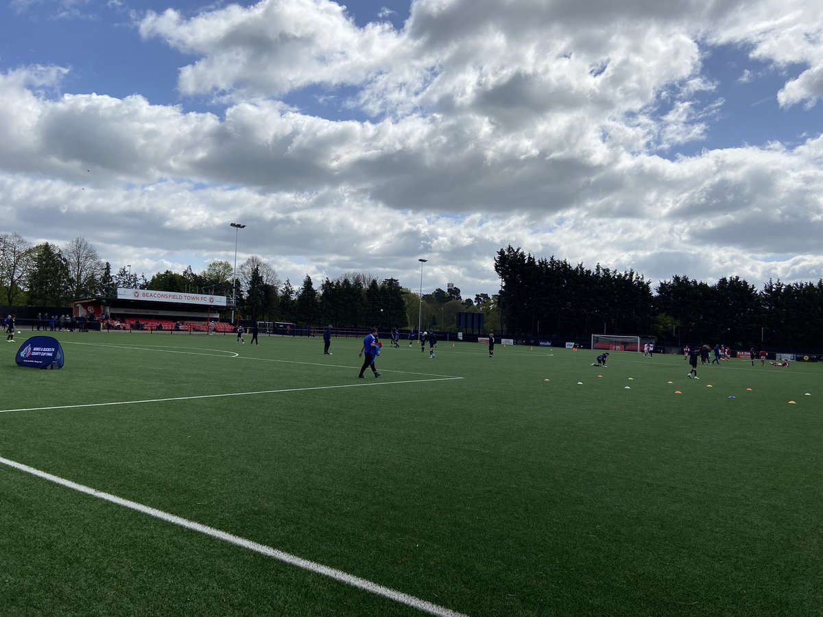 Both teams are warming up ahead of our next final, the U13 Youth Cup Final between @harwellhendred & MK Athletic. Kick off at 12.30pm