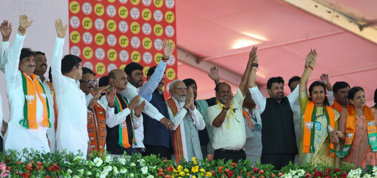 narendramodi's tweet photo. परभणी में अपने परिवारजनों के अपार आशीर्वाद से यह विश्वास और दृढ़ हो गया है कि महाराष्ट्र में भी भाजपा-एनडीए की जीत का नया रिकॉर्ड बनेगा। https://t.co/nTddhGNT3k