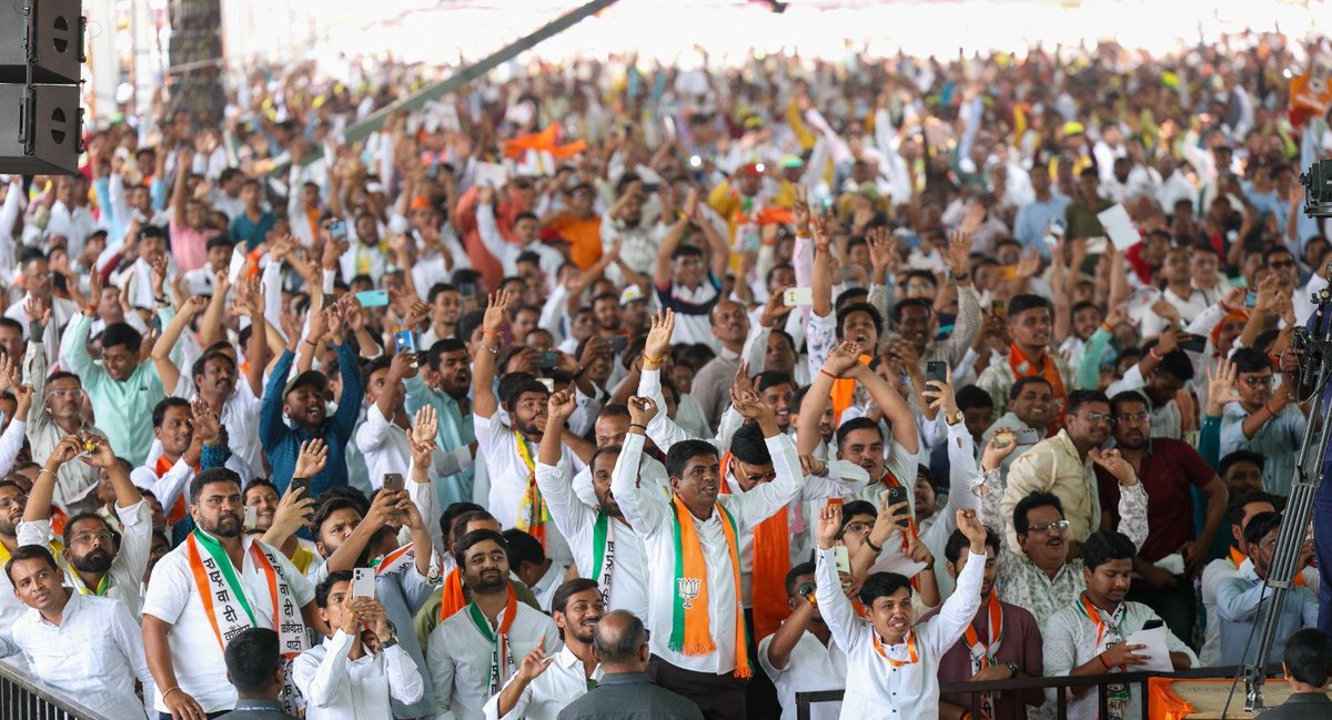 narendramodi's tweet photo. परभणी में अपने परिवारजनों के अपार आशीर्वाद से यह विश्वास और दृढ़ हो गया है कि महाराष्ट्र में भी भाजपा-एनडीए की जीत का नया रिकॉर्ड बनेगा। https://t.co/nTddhGNT3k