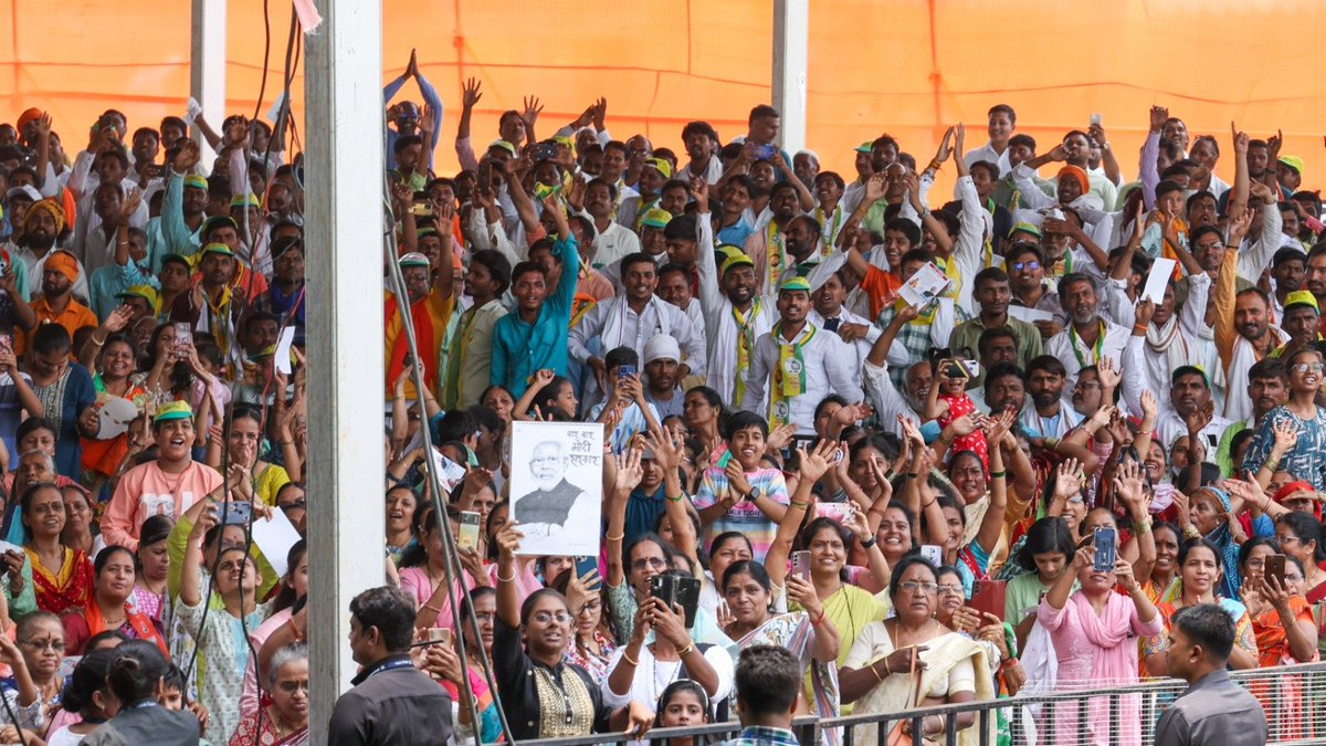 narendramodi's tweet photo. परभणी में अपने परिवारजनों के अपार आशीर्वाद से यह विश्वास और दृढ़ हो गया है कि महाराष्ट्र में भी भाजपा-एनडीए की जीत का नया रिकॉर्ड बनेगा। https://t.co/nTddhGNT3k