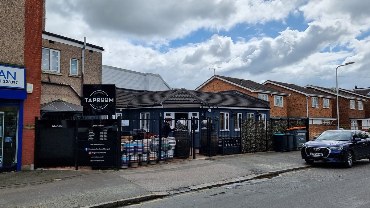 Successfully made it to the end of the line and stop one of the day @UTaproom. Great micropub with good selection of both cask and keg plus ciders.