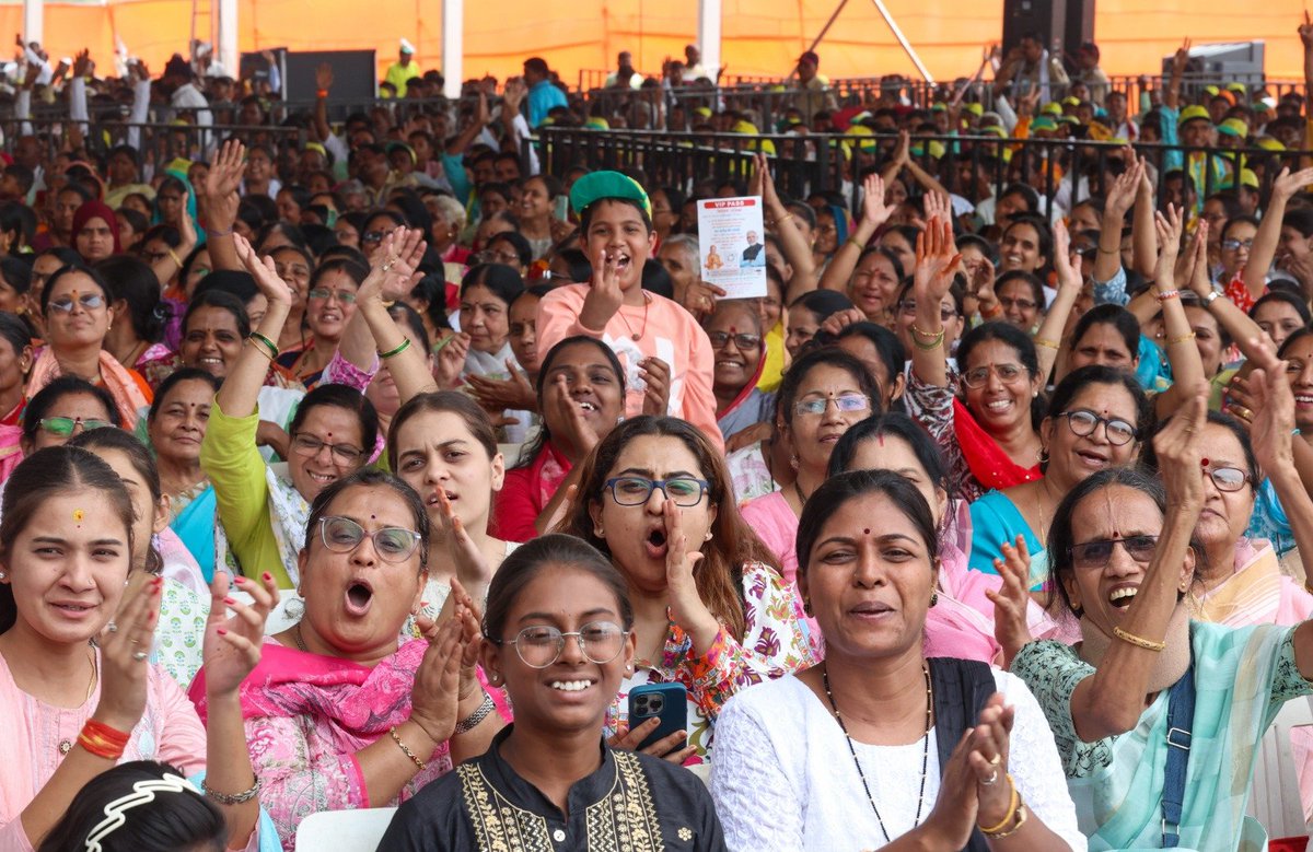 narendramodi's tweet photo. परभणी में अपने परिवारजनों के अपार आशीर्वाद से यह विश्वास और दृढ़ हो गया है कि महाराष्ट्र में भी भाजपा-एनडीए की जीत का नया रिकॉर्ड बनेगा। https://t.co/nTddhGNT3k