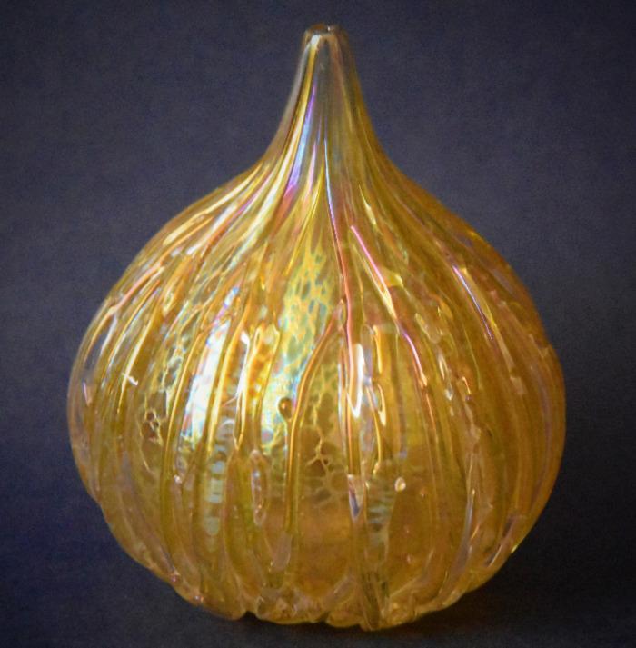 Gold Linear Onion Vase Small
Isle of Wight Studio Glass
#StudioGlass #Art #StratfordonAvon
bwthornton.co.uk/ise-of-wight-s…