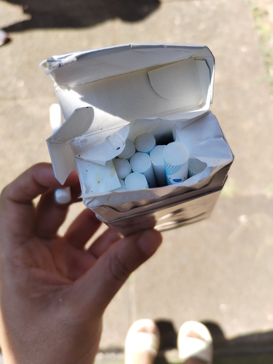 SarsMay11's tweet photo. @BATplc this box was sealed when I got it. Was bought from checkers Raslouw Lifestyle and this what the box looked like when I opened it. https://t.co/UQRHKX0d8m