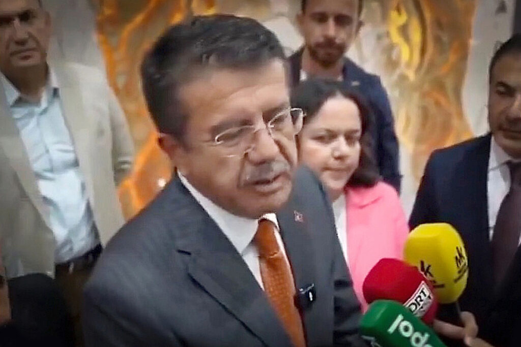 ankarayon's tweet photo. ‘Katliam ayrı ticaret ayrı’ diyen AKP Genel Başkan Yardımcısı Zeybekçi: Şirketlerimiz mağdur oluyor

İsrail'e yapılan ihracatı savunan ve "Katliam ayrı ticaret ayrı" diyen Nihat Zeybekçi, kendisini eleştirenleri "ucuz tacir" ve "hadsiz" olmakla su��ladı.

#nihatzeybekçi #israil https://t.co/FK14bl7DT8