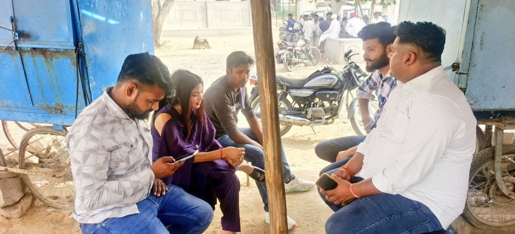 Anjalisaini_'s tweet image. प्रचार के दौरान हम देख रहें हैं जालौर का बागरा वैभवमय हो चुका है।
जालौर सिरोही संसद भेजेगा एक युवा शिक्षित अपने वैभव को।

हम जालौर जीत रहें हैं।
@ashokgehlot51
@VaibhavGehlot80
#लोकसभा #electiontime #लोकसभा2024