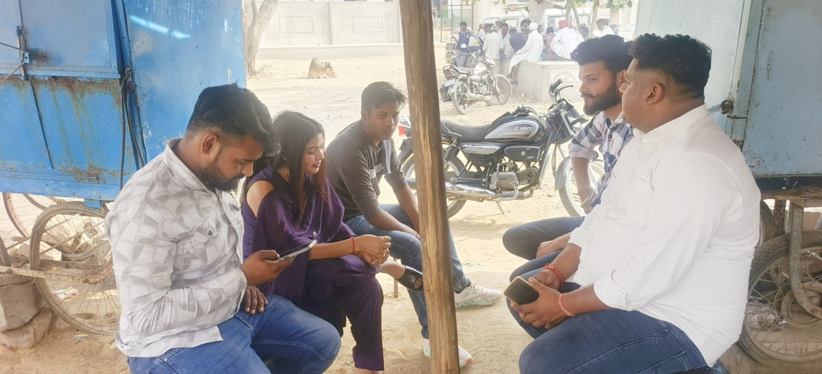 Anjalisaini_'s tweet image. प्रचार के दौरान हम देख रहें हैं जालौर का बागरा वैभवमय हो चुका है।
जालौर सिरोही संसद भेजेगा एक युवा शिक्षित अपने वैभव को।

हम जालौर जीत रहें हैं।
@ashokgehlot51
@VaibhavGehlot80
#लोकसभा #electiontime #लोकसभा2024