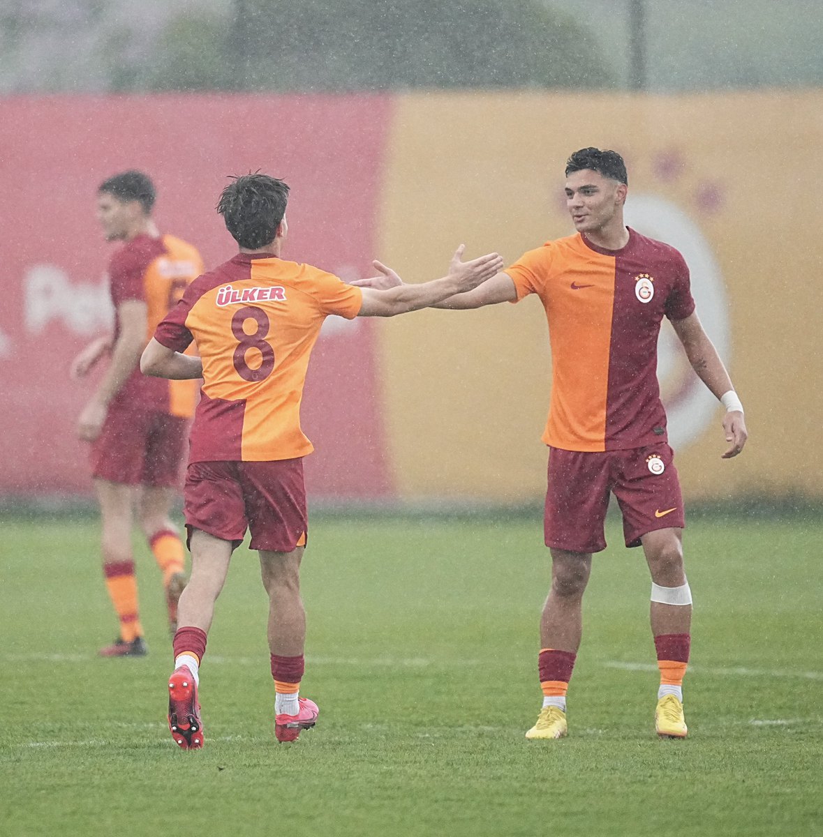 Maç sonucu: Galatasaray U19 5-1 Y. Adana Demirspor U19 👏 ⚽️ 6' Yasin Kasal ⚽️ 45+3', 90+2’ Baran Demiroğlu ⚽️ 68’ Halim Ayaz Yükseloğlu ⚽️ 71’ Batın Kemertaş ℹ️ Grubunu lider tamamlayan U19 takımımız, yarı final aşamasına kaldı. 💪