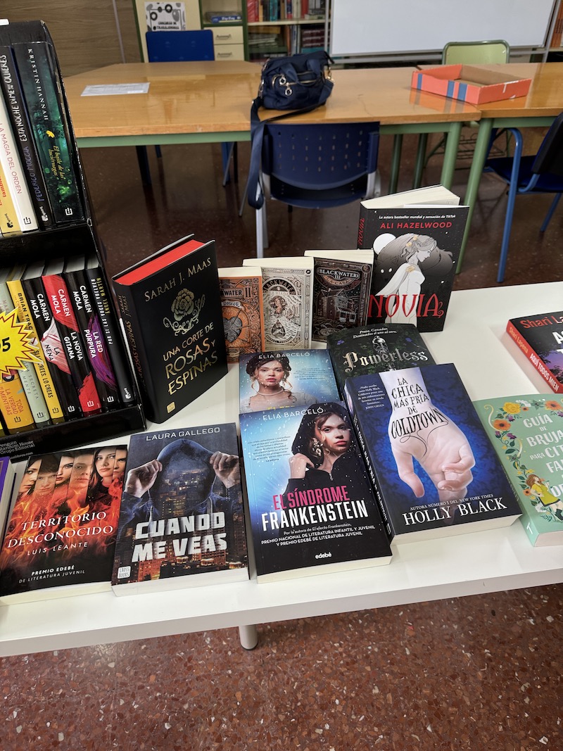 IesMontes's tweet photo. Nueva visita de la librería y la biblioteca al centro. El alumnado ha votado en #moodlecentros los tres títulos que quería que comprásemos para la biblio 📚📚📚
🔗https://t.co/apgNr9qVYZ
#bibliotecaescolar @RedBECREA https://t.co/dUd7hvAWYG