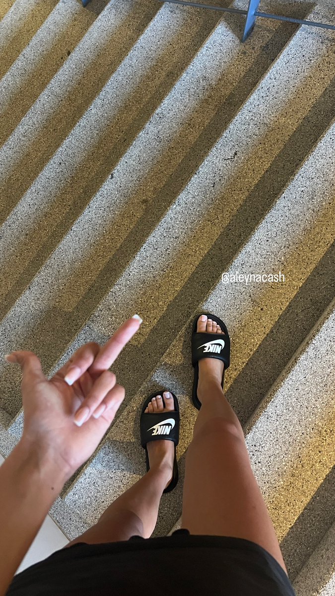 aleynacash's tweet photo. Göttinnengrüße aus dem Urlaub, um euch daran zu erinnern wie wertlos ihr alle seid! Heute Abend gehen wir wieder feiern, wer die Rechnungen zahlt ist hoffentlich klar! #findom 
@RT_findnude @RtSlaveForDomme @FootParadiseRT @rt_promo2k https://t.co/9HN5ySTUgN